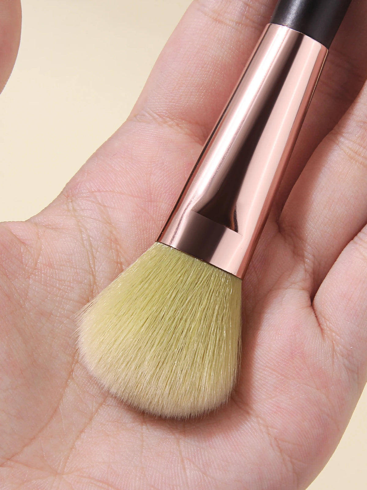 Soft Round Blush Brush – Loose Powder Contouring Makeup Tool