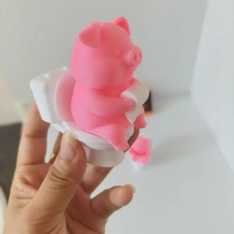 3D Printed Pig on Toilet Figurine – Funny Cartoon Desk Décor Novelty Figurine Nixie