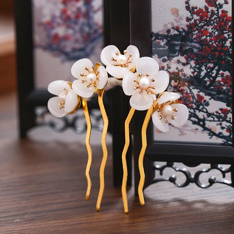 Vintage Handmade Flower Bead Hair Claw Clip – Gold & White