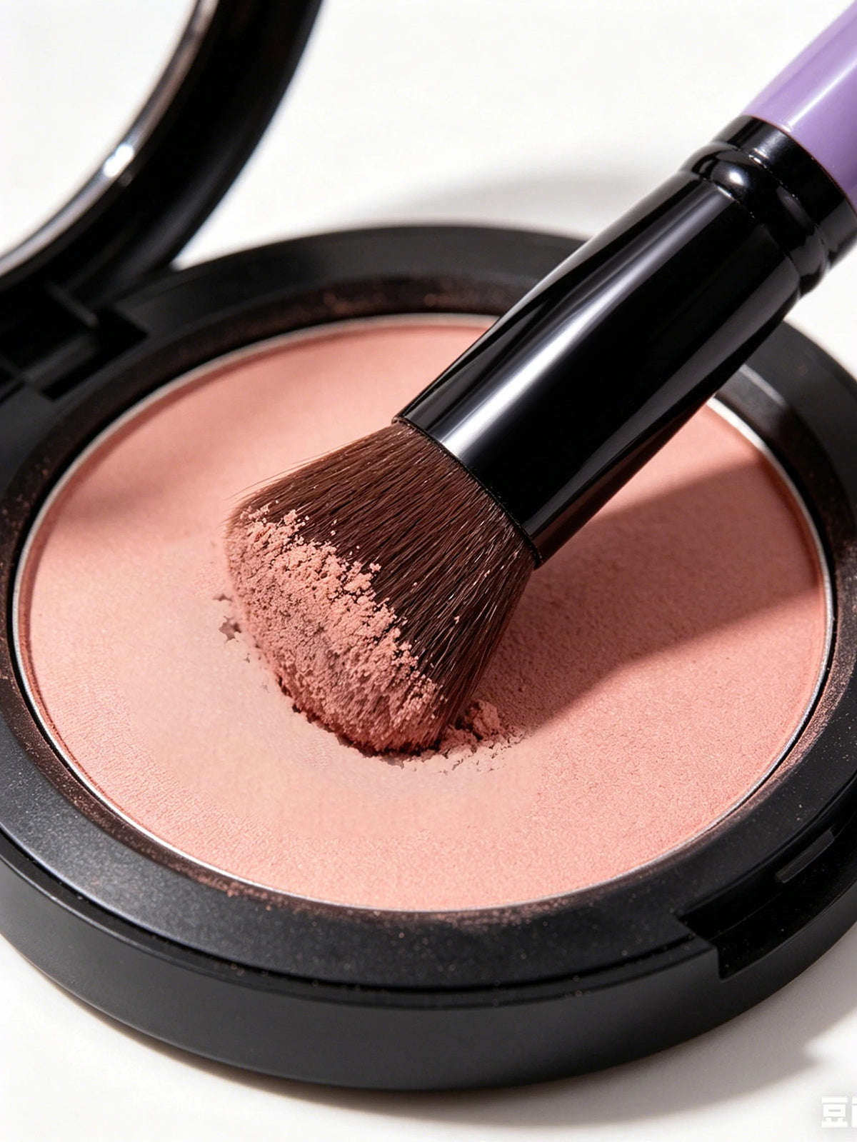 Angled Blush Contour Makeup Brush – Soft Fluffy Synthetic Hair Makeup Brush Nixie