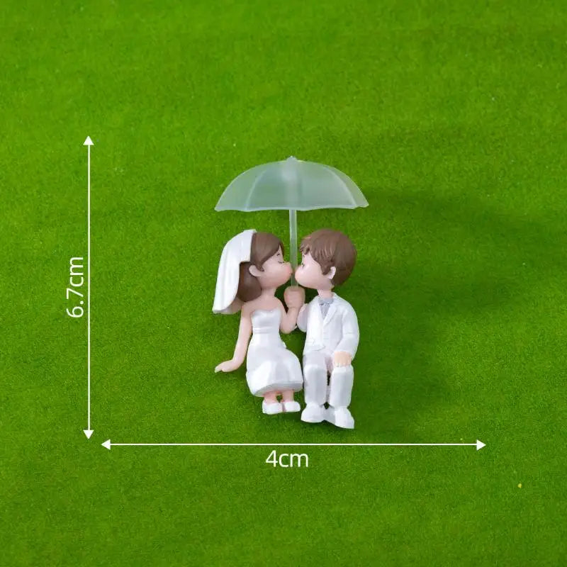 Kissing Couple Figurine with Umbrella | Wedding Cake Topper Couple Figurine Nixie A3