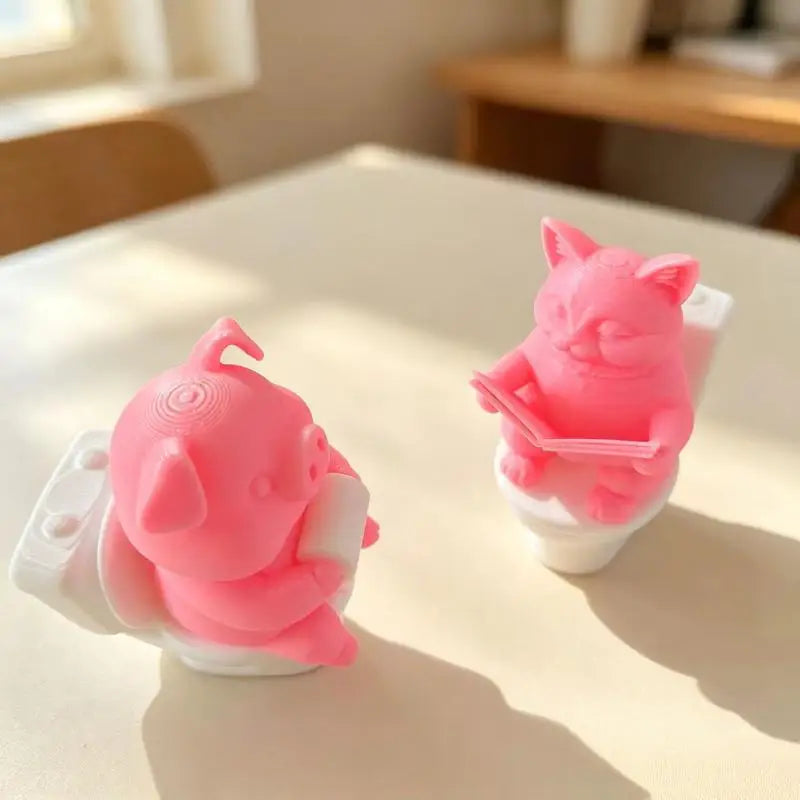3D Printed Pig on Toilet Figurine – Funny Cartoon Desk Décor Novelty Figurine Nixie