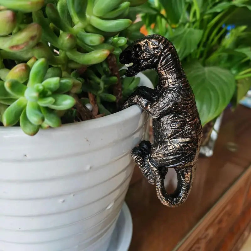 Resin Climbing Dinosaur Ornament – Garden & Patio Décor Garden Ornament Nixie