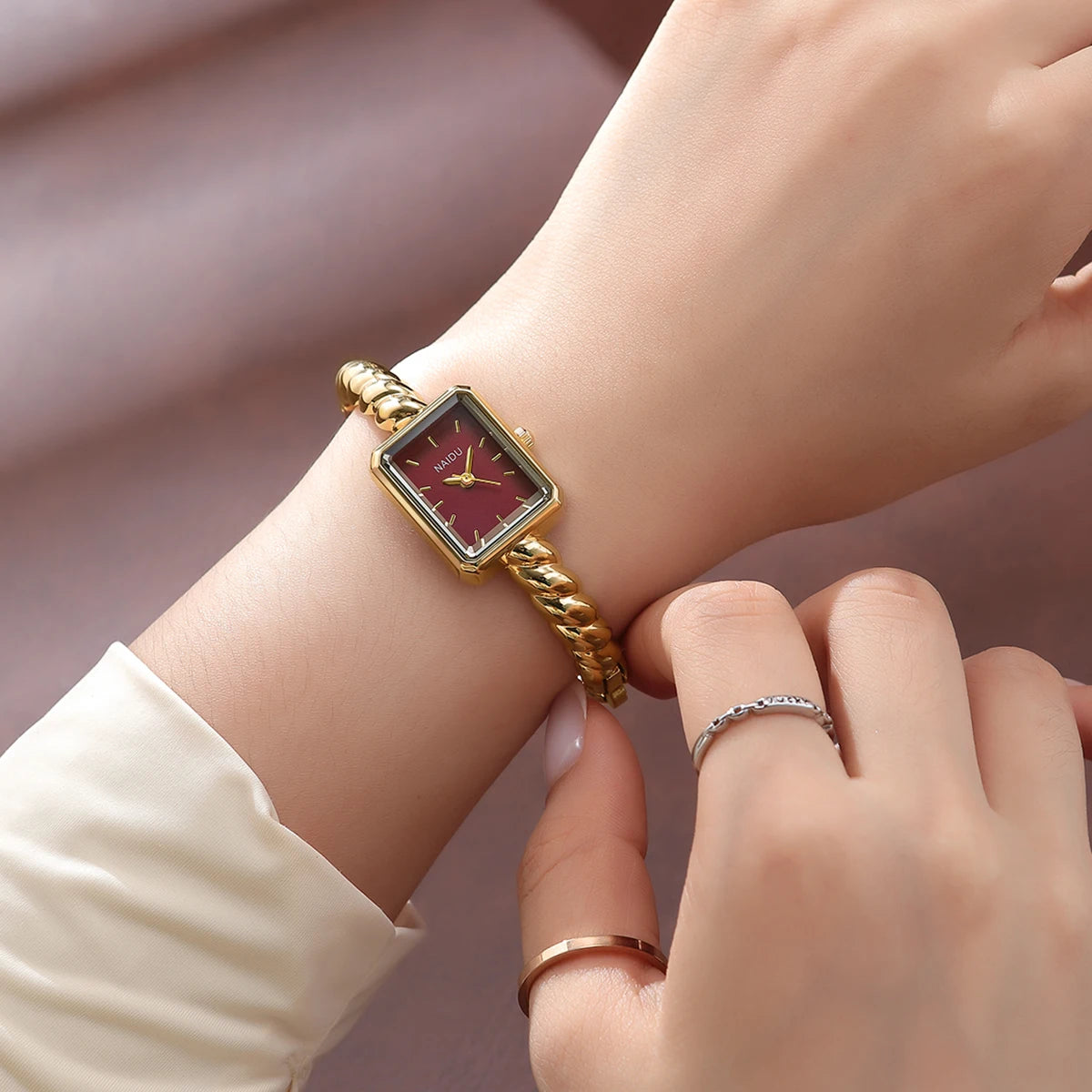 Women's Gold Square Dial Quartz Bracelet Watch – Retro Style Women's Bracelet Watch Nixie