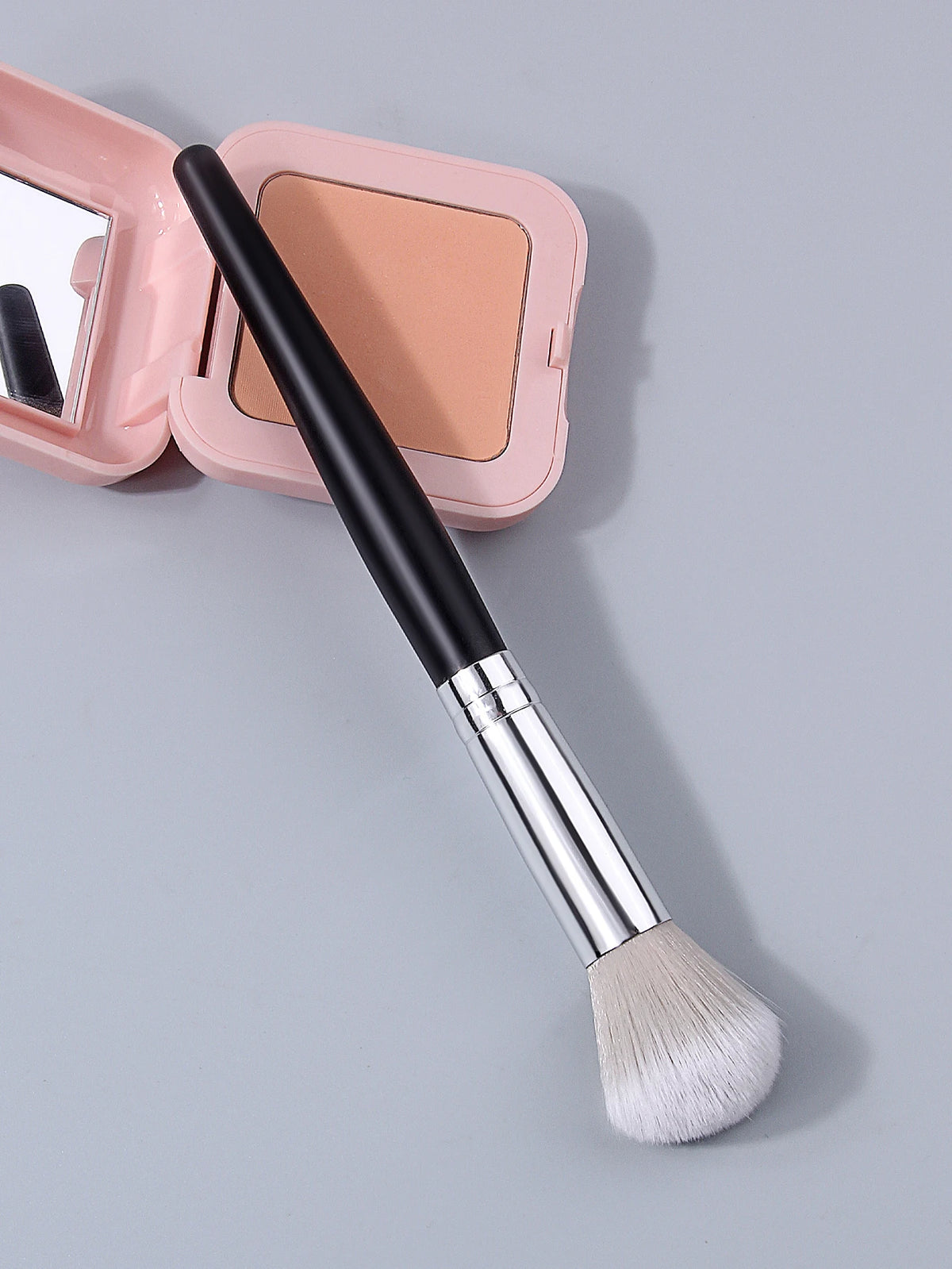 Wooden Handle Blush Brush – Soft Wool Fiber Makeup Brush