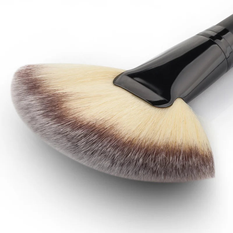 Fan Shape Makeup Brush – Wood Handle & Soft Synthetic Hair Makeup Brush Nixie