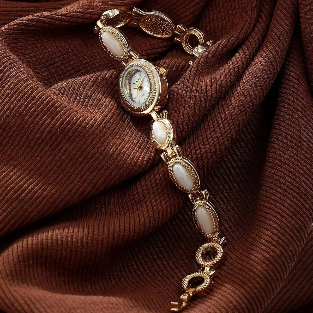 Luxury Women's Green Gemstone Quartz Bracelet Watch | naidu Women's Bracelet Watch Nixie
