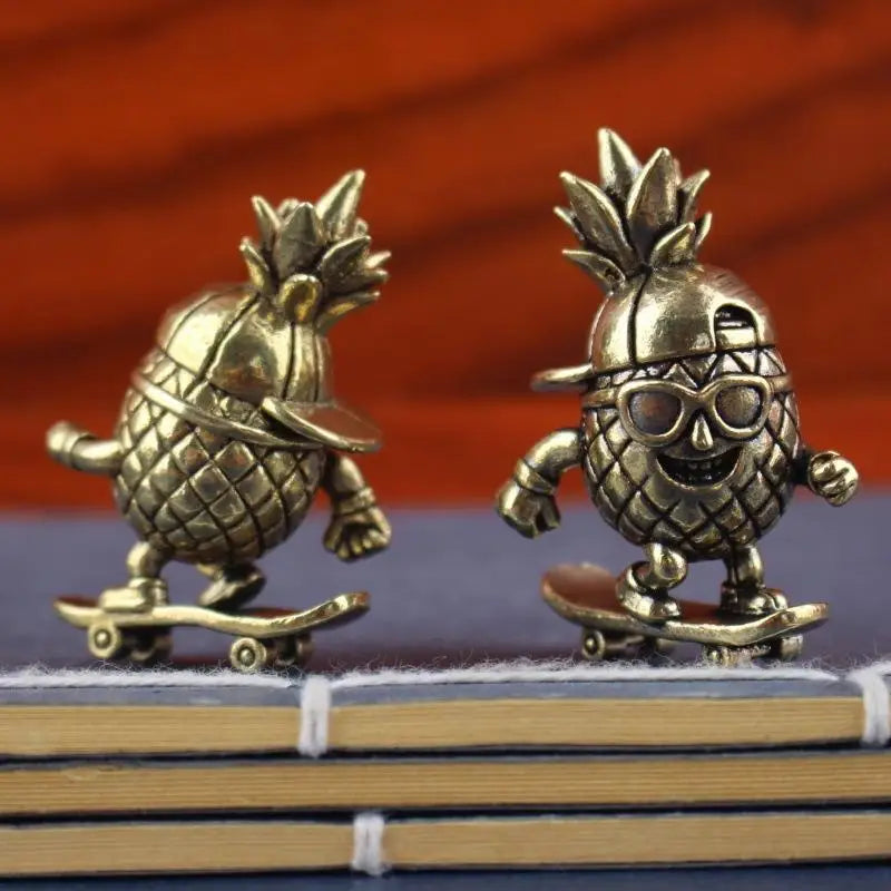 Brass Skateboarding Pineapple Figurine – Retro Desktop Ornament Decorative Figurine Nixie