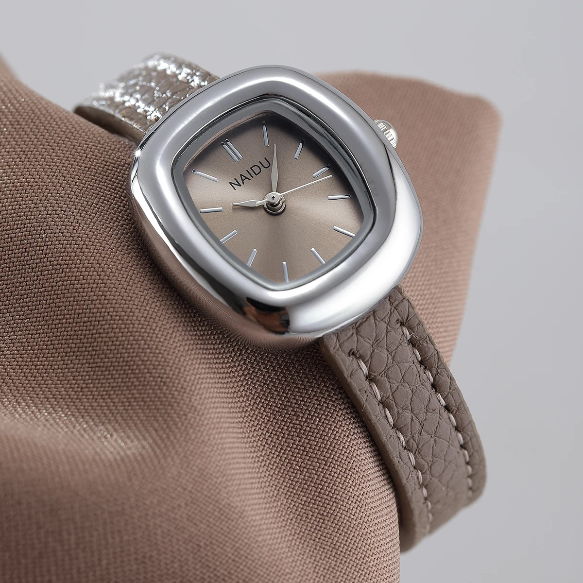 Women's Retro Elegant Quartz Watch – Leather Band, Alloy Case