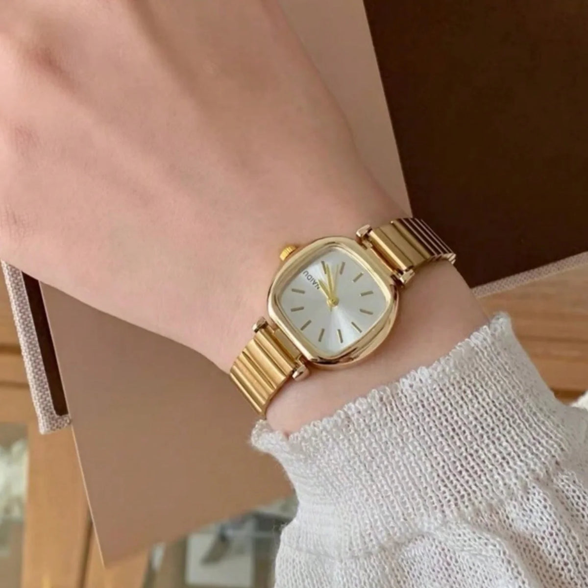 Women's Retro Quartz Watch – Stainless Steel Strap & Numberless Dial