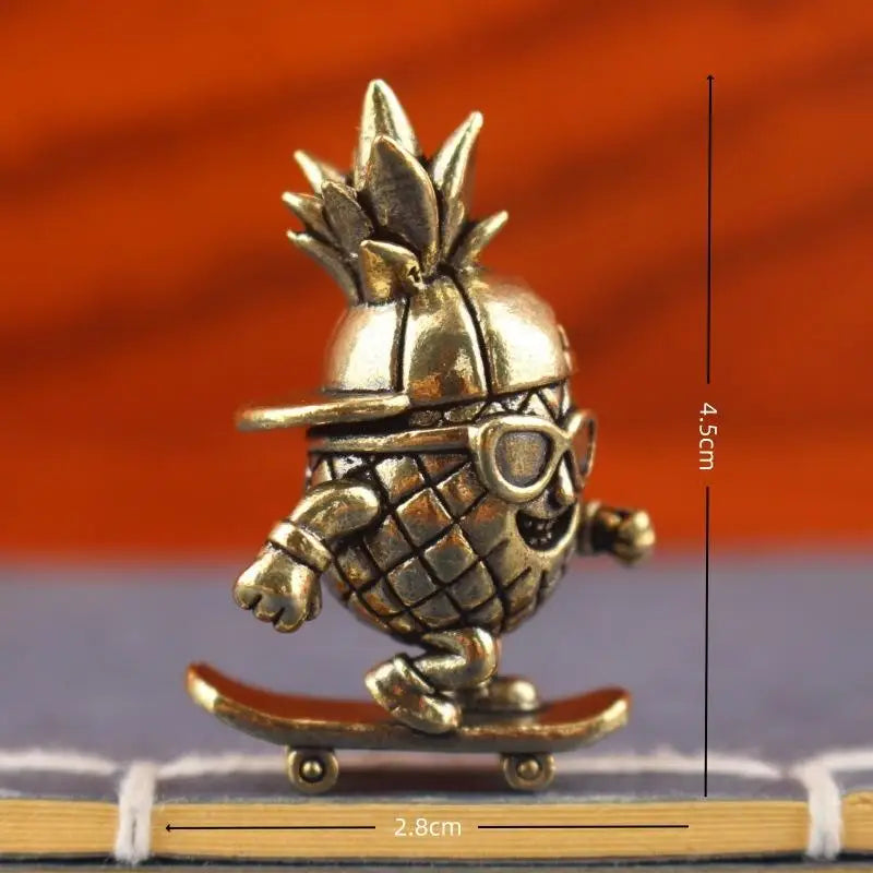 Brass Skateboarding Pineapple Figurine – Retro Desktop Ornament Decorative Figurine Nixie