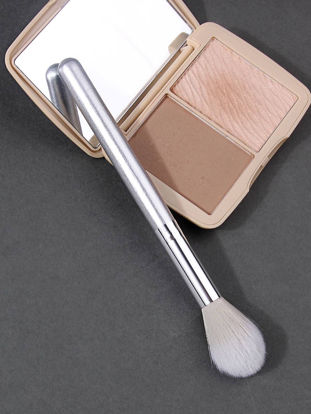 Blush & Highlight Makeup Brush – Soft Fiber, Wooden Handle Makeup Brush Nixie