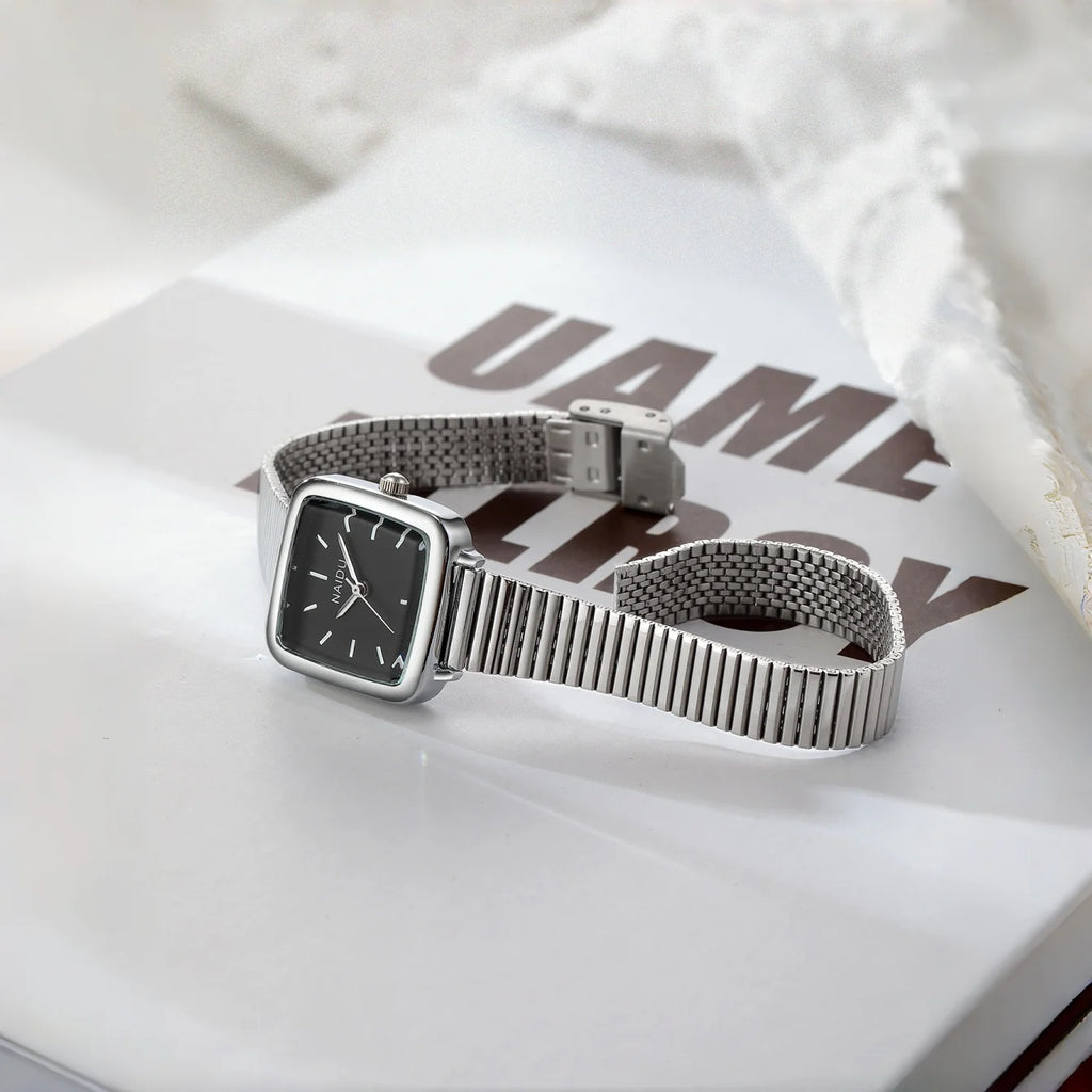 Women's Vintage Quartz Watch – Minimalist Numberless Dial Women's Quartz Watch Nixie