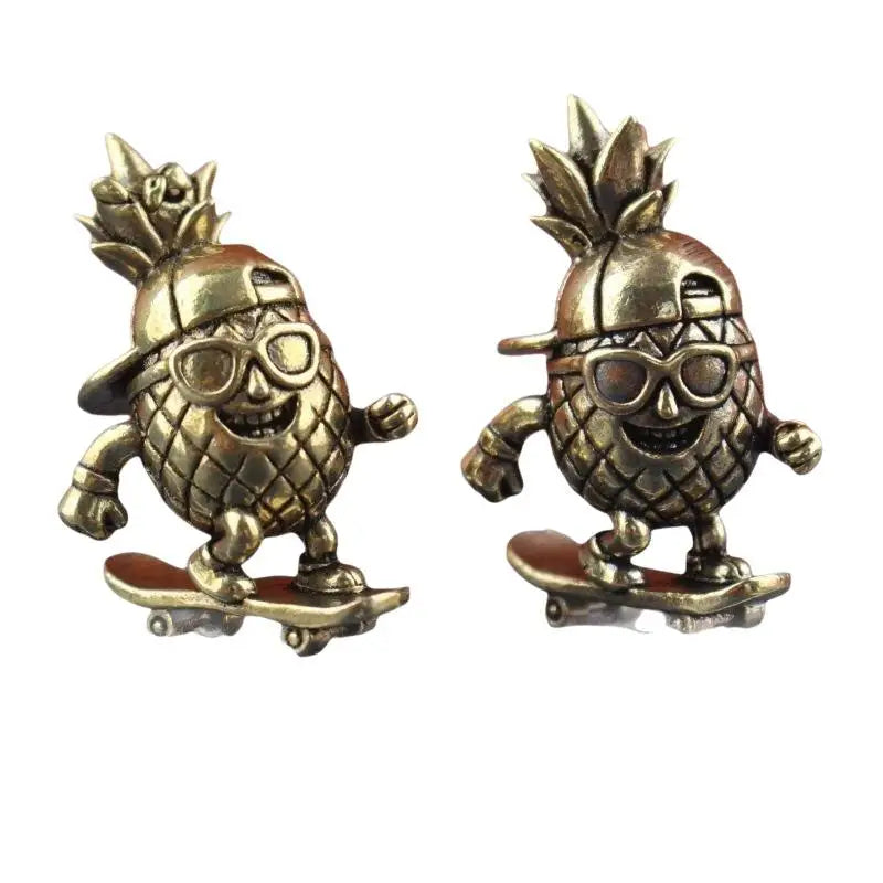 Brass Skateboarding Pineapple Figurine – Retro Desktop Ornament Decorative Figurine Nixie