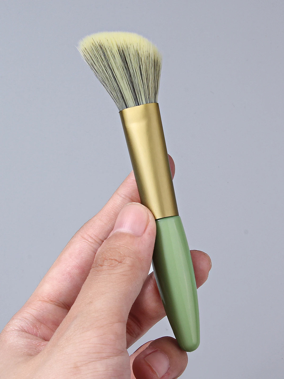 Angled Blush Brush – Soft Wool Fiber for Contour & Bronzer Makeup Brush Nixie