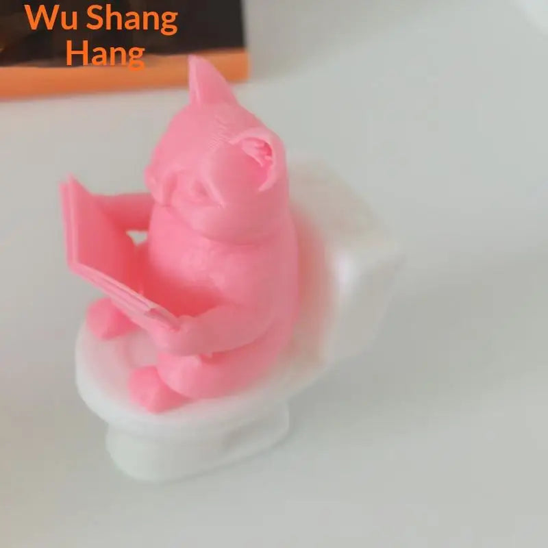 3D Printed Pig on Toilet Figurine – Funny Cartoon Desk Décor Novelty Figurine Nixie A2