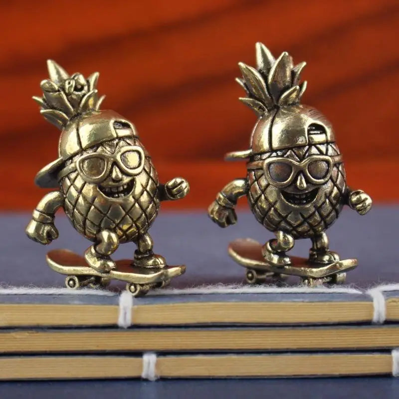Brass Skateboarding Pineapple Figurine – Retro Desktop Ornament Decorative Figurine Nixie