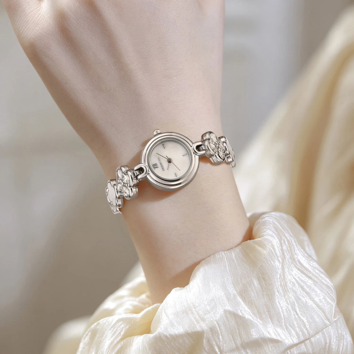 REBIRTH Four-Leaf Clover Mother-of-Pearl Women's Quartz Watch Women's Quartz Watch Nixie