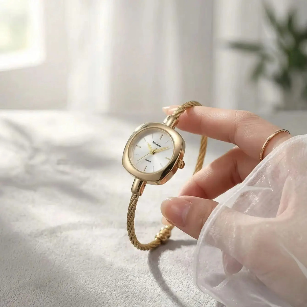 Women's Retro Quartz Watch – Stainless Steel Band, 3 Bar