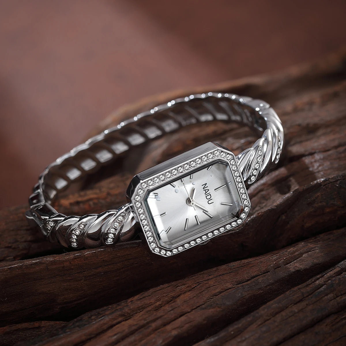 Casual Luxury Bracelet Watch – Quartz, Alloy, Numberless Dial Bracelet Watch Nixie
