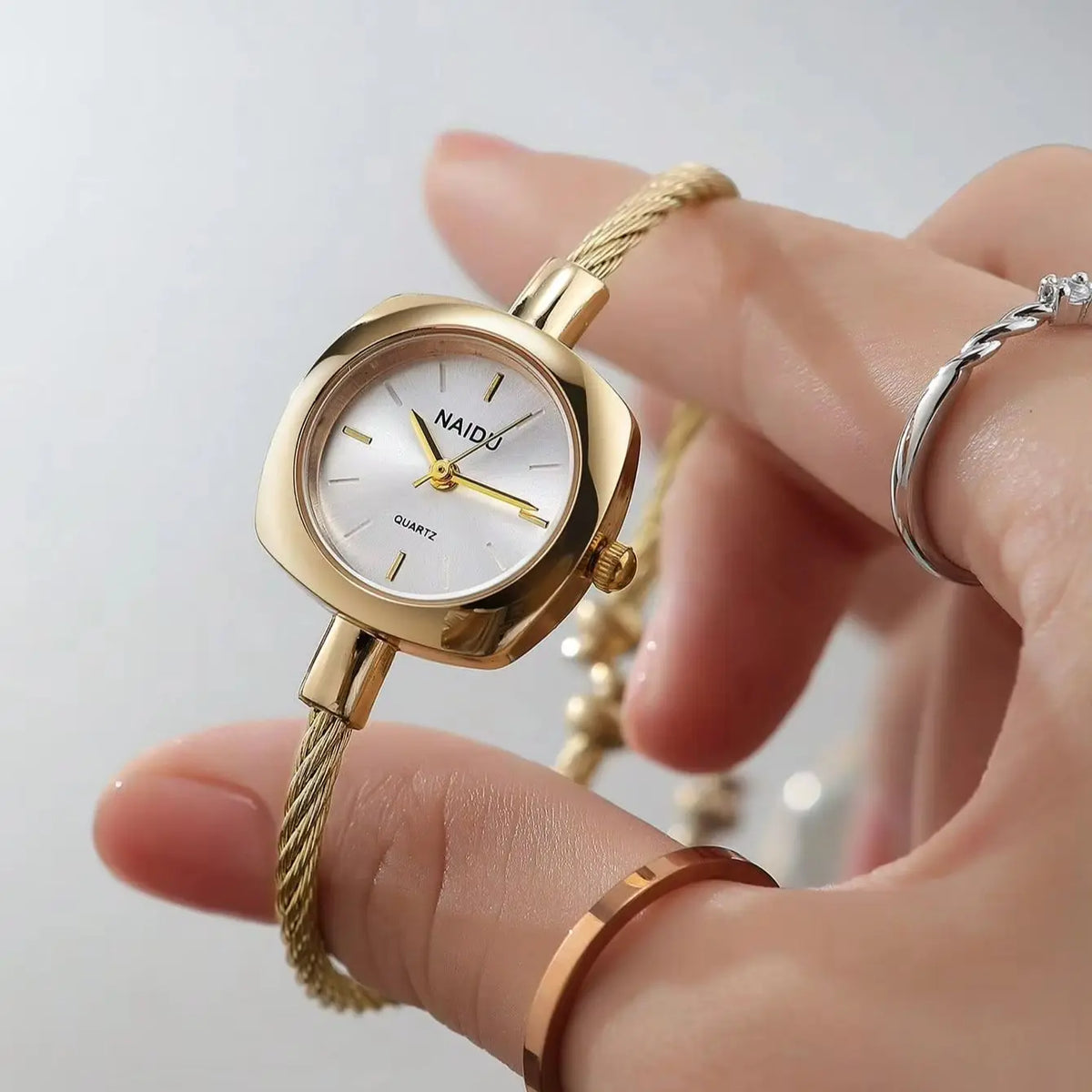 Women's Retro Quartz Watch – Stainless Steel Band, 3 Bar