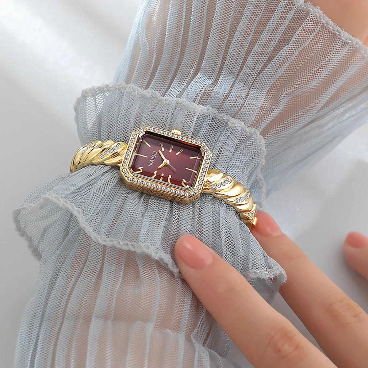Casual Luxury Bracelet Watch – Quartz, Alloy, Numberless Dial Bracelet Watch Nixie