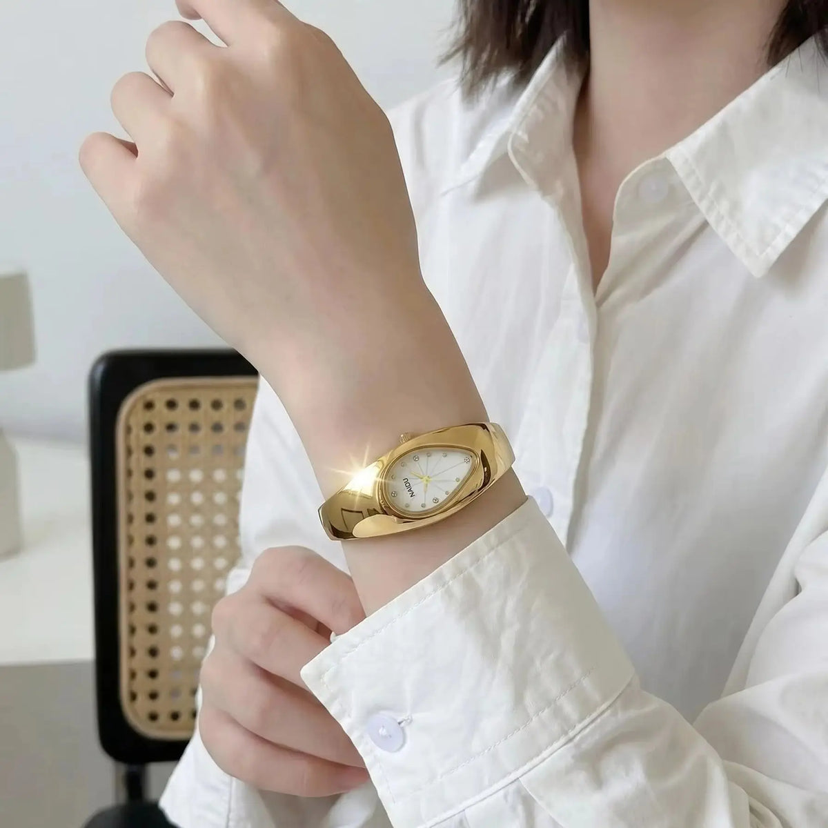 Naidu Women's Gold Bracelet Quartz Watch – Elegant Bangle Style Bracelet Quartz Watch Nixie